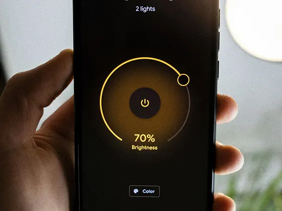 Telefon uygulamasından ayarlanan salon aydınlatması