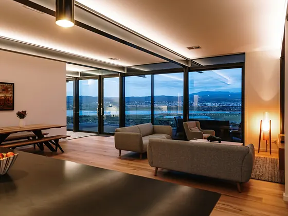 Gizli LED tavan aydınlatmalı, geniş camlı salon