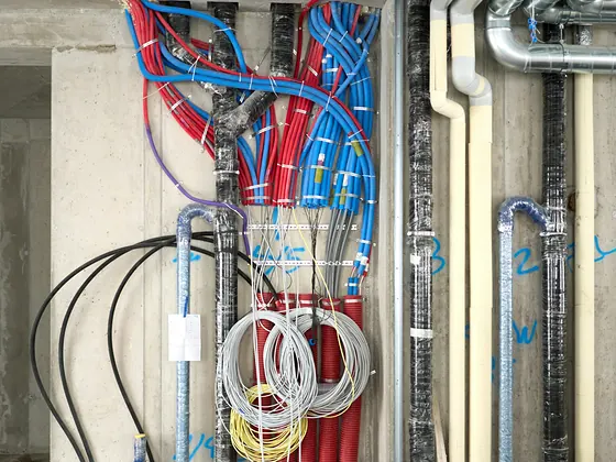 Yeni duvarda borular içinden çekilmiş elektrik kabloları
