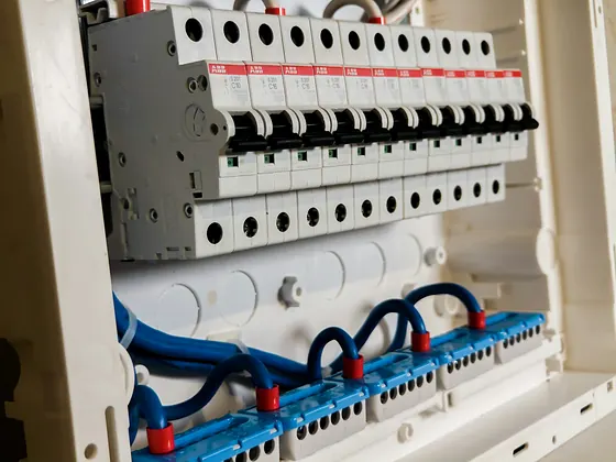 Otomatik sigortalar ve mavi nötr baralı yeni daire panosu
