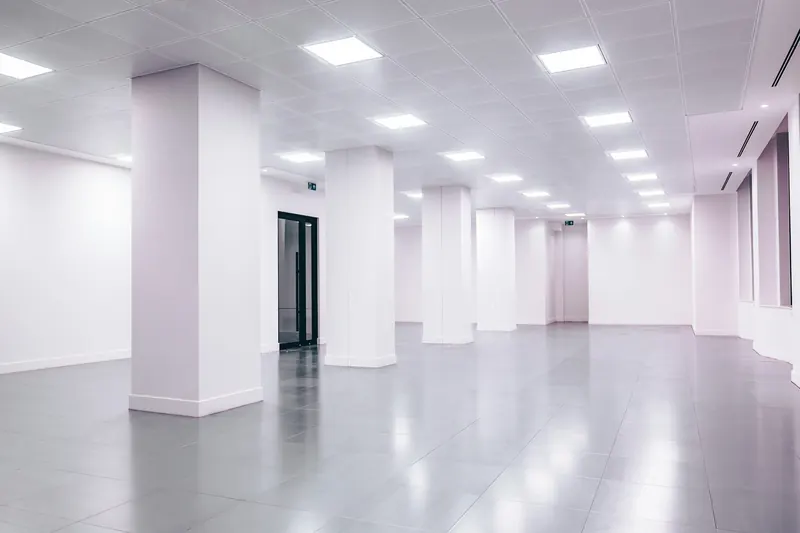 Sıva altı LED panellerle eşit aydınlatılmış, kolonlu ofis katı